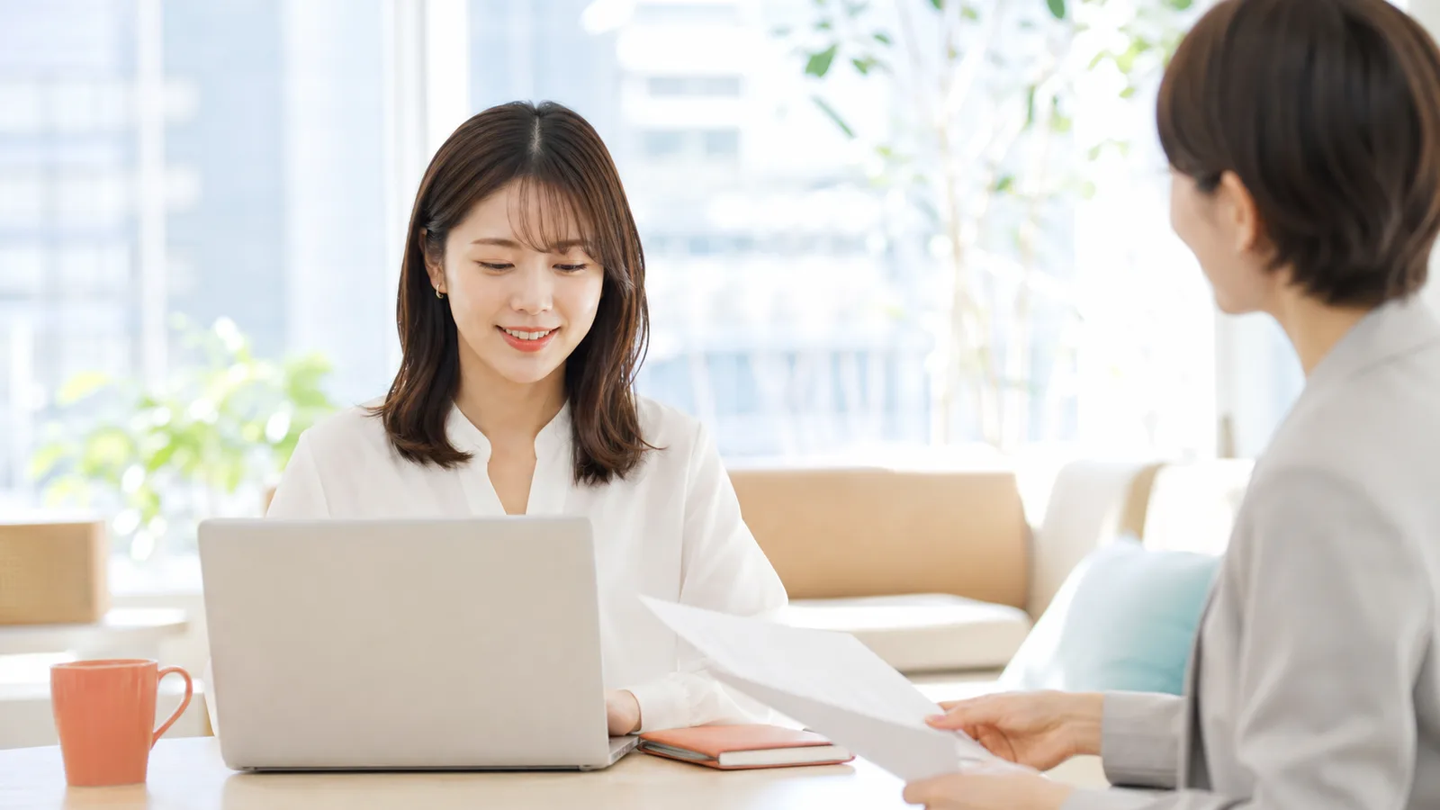転職相談で書類を確認する求職者とアドバイザー
