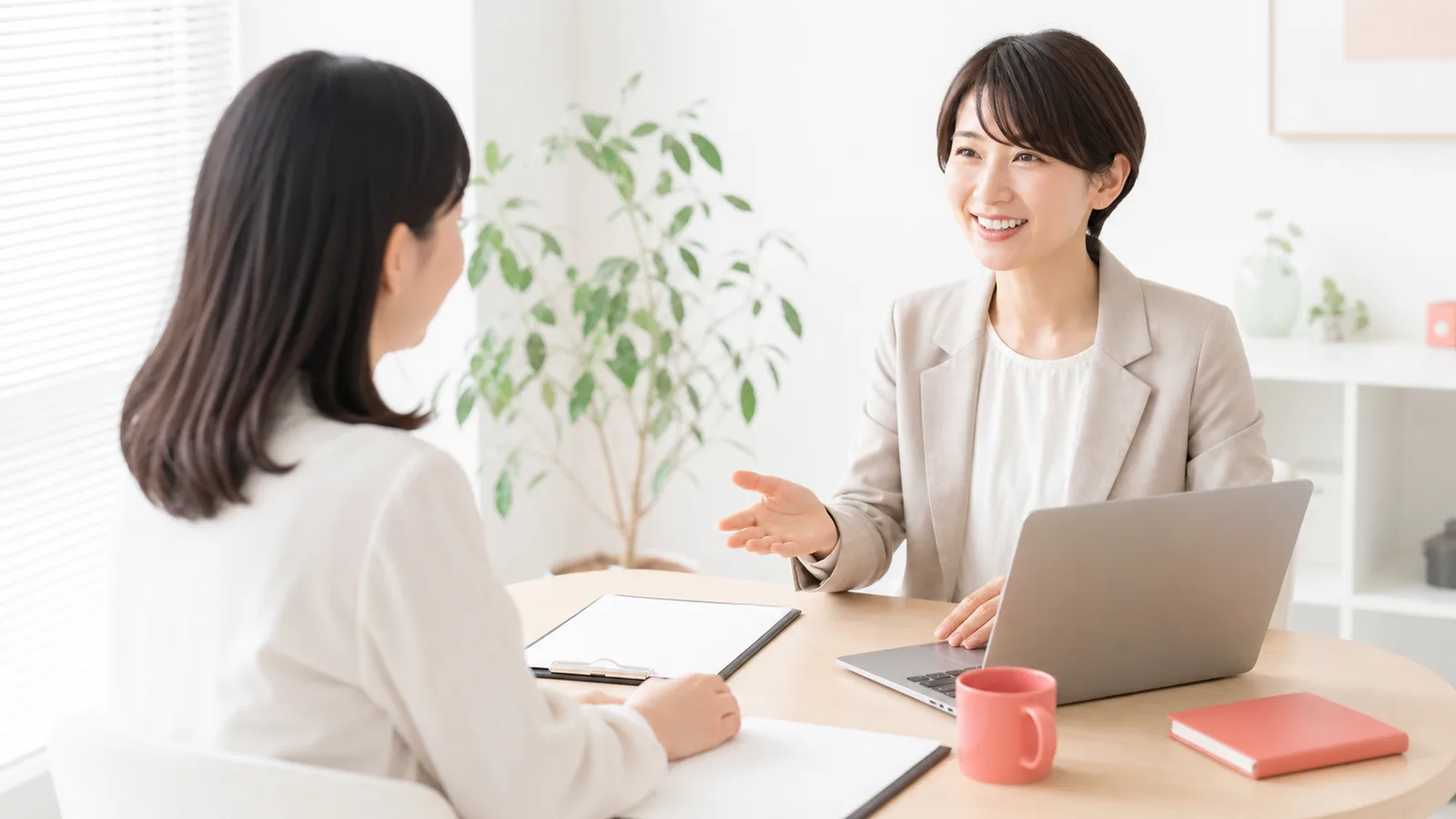 転職エージェントに相談する女性とキャリアアドバイザー