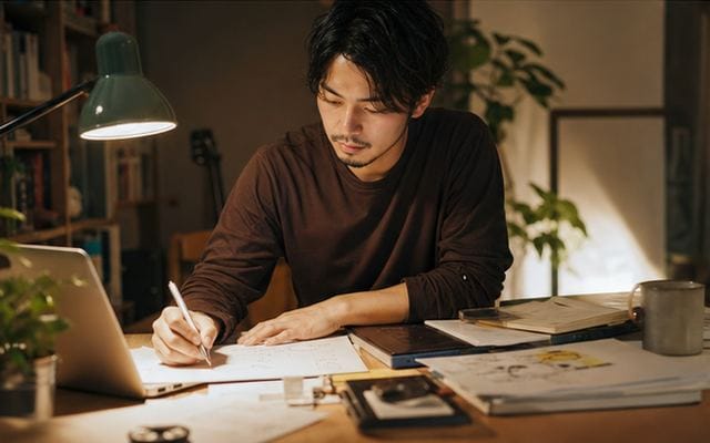 副業や在宅ワークに取り組む人物の写真