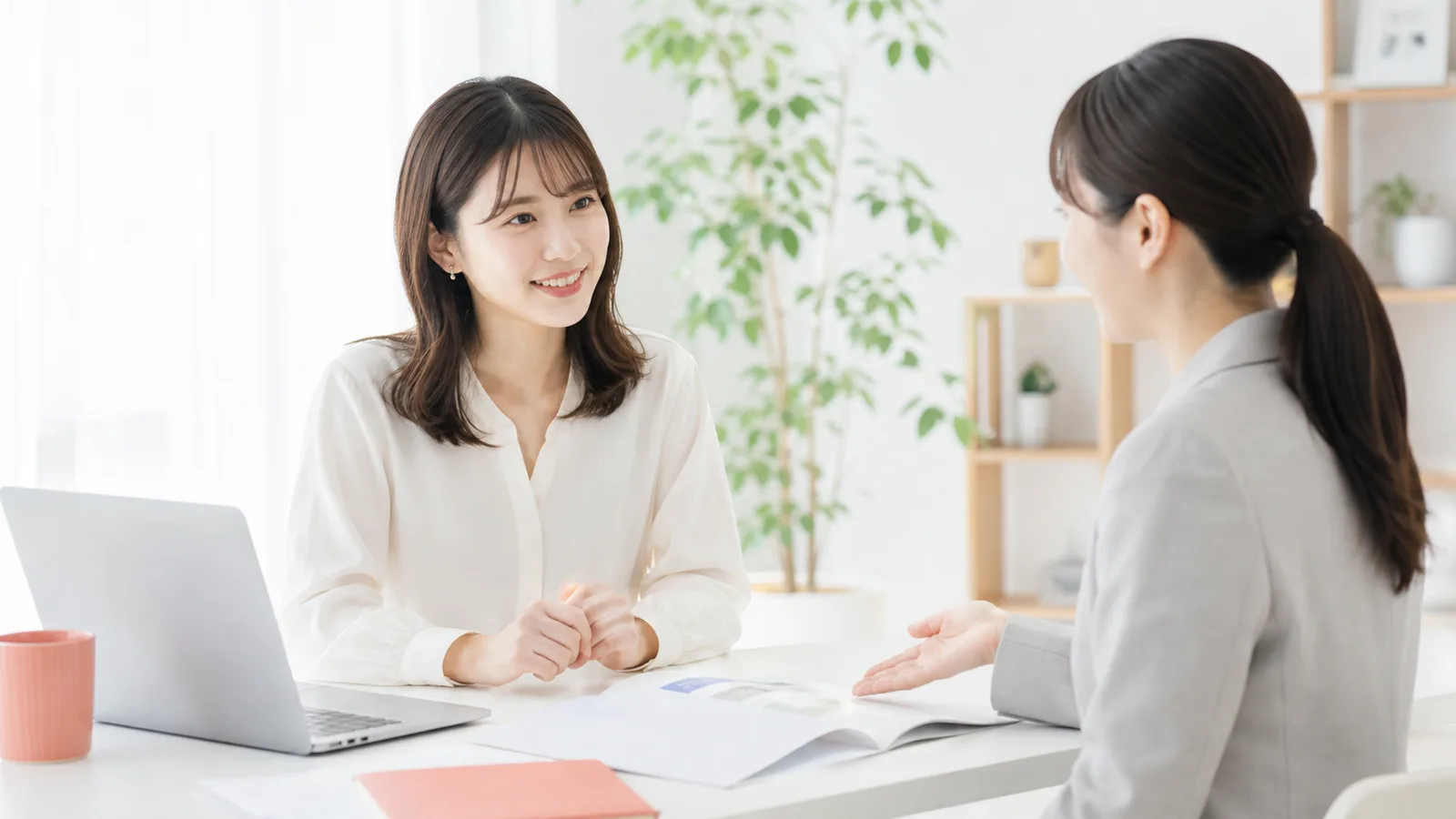 スクール選びについて相談する女性とアドバイザー