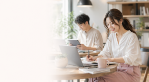 副業や在宅ワークに取り組むワークシーン