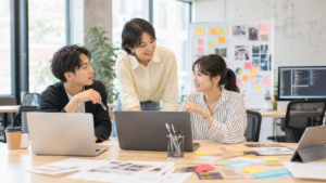 ITやクリエイティブのプロジェクトに取り組むワークシーン