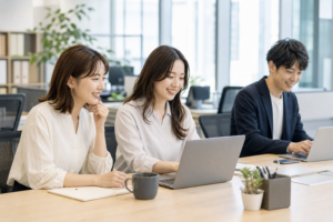 同じテーブルで自然に働くオフィスワークのイメージ